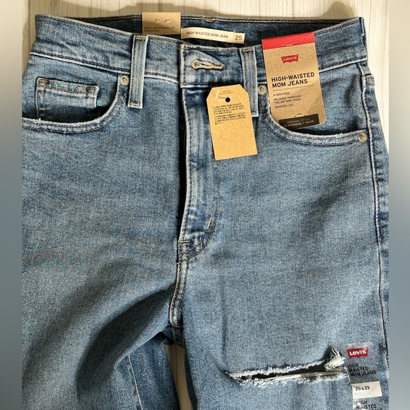 Levi's High Waisted Mom Jeans Women's Size 25x29 Distressed Denim Blue Jeans NWT - Picture 6 of 9